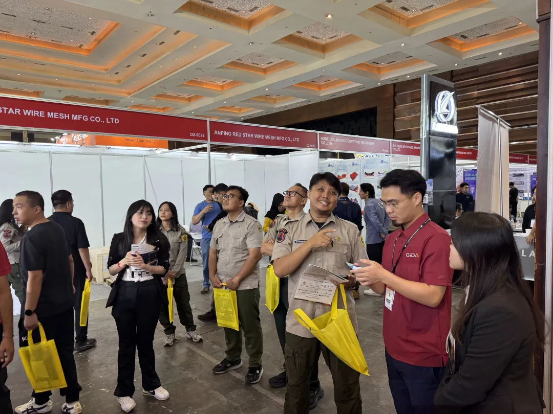 Exhibition visitors discussing lighting equipment with the GIDA team