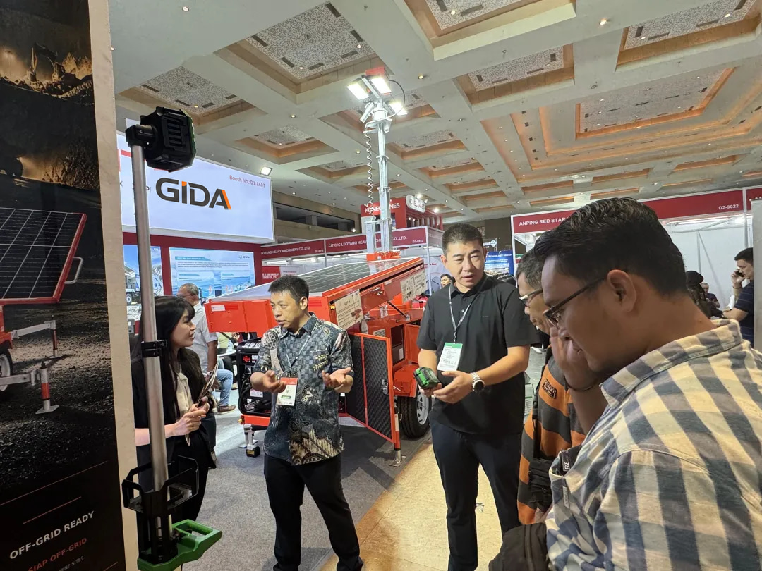 GIDA team explaining equipment operation and configuration to exhibition visitors