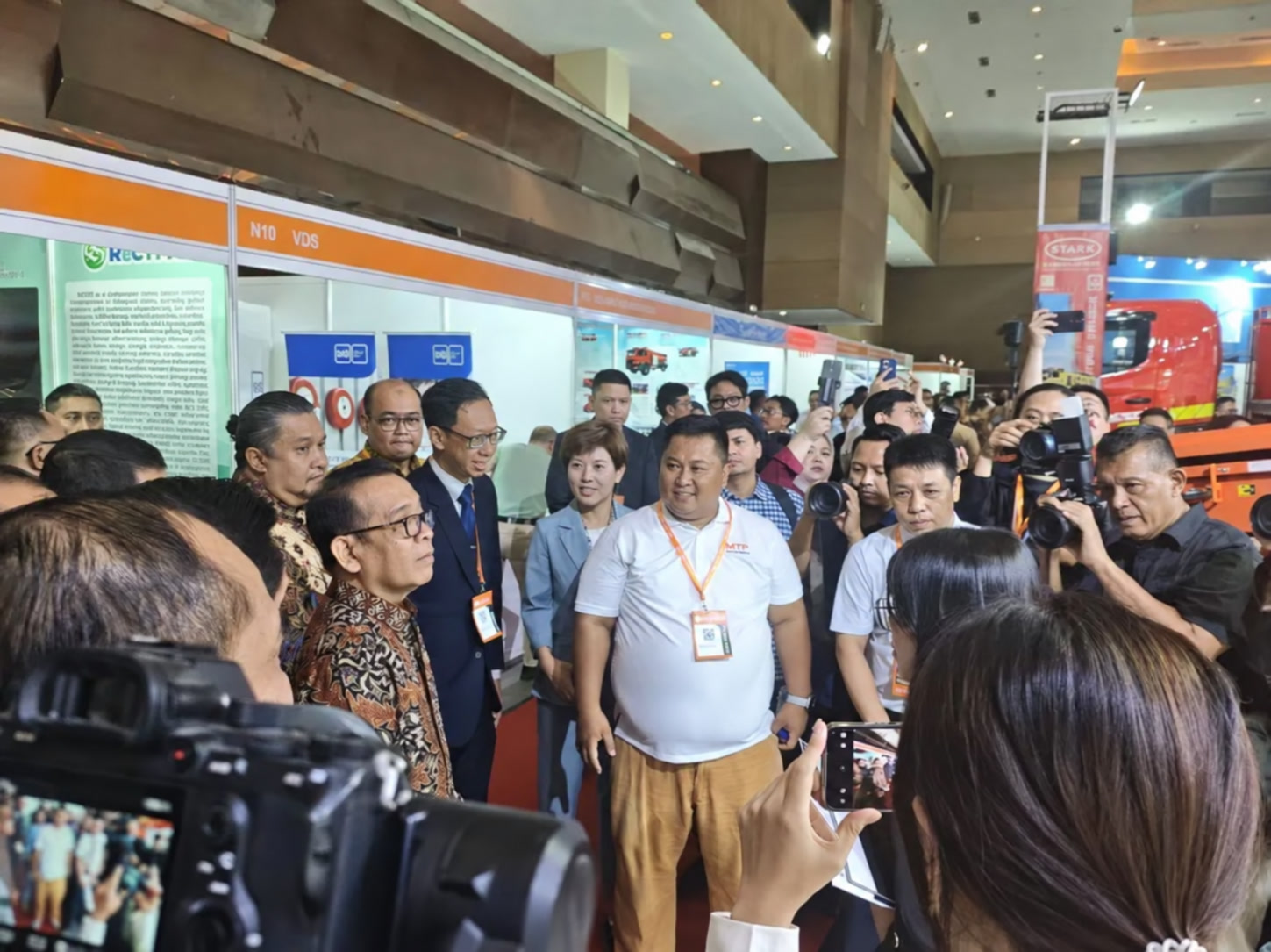 Exhibition visitors and the GIDA team exchanging questions during EDRR Indonesia 2026