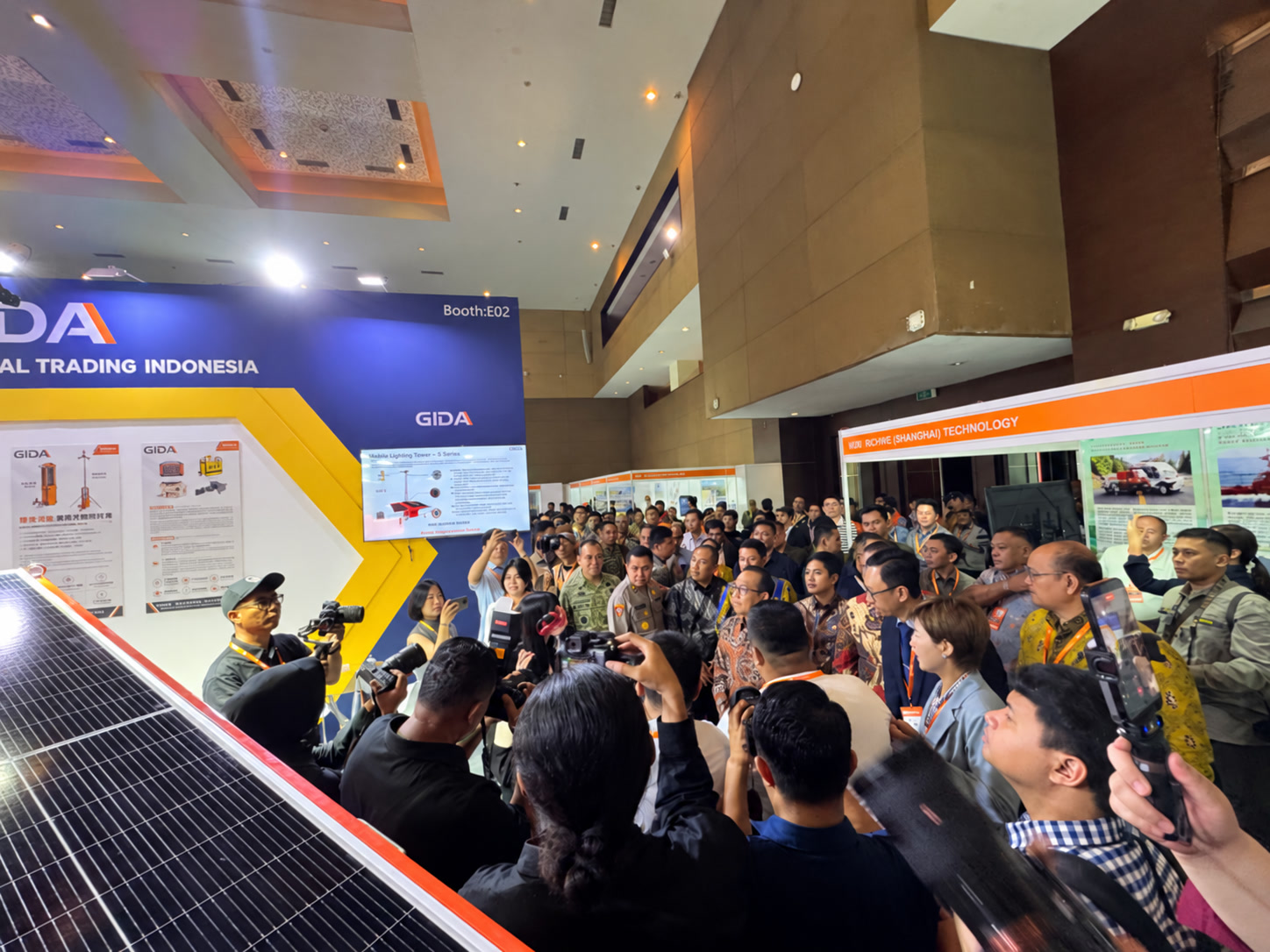 Visitors and a delegation viewing GIDA lighting equipment at EDRR Indonesia 2026