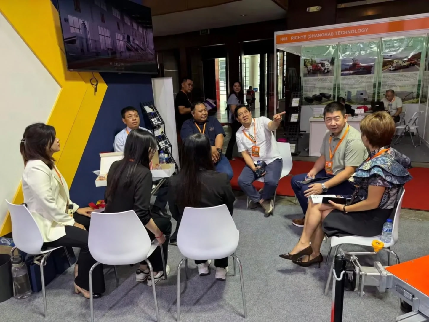 Seated customer and partner discussion at the GIDA exhibition stand